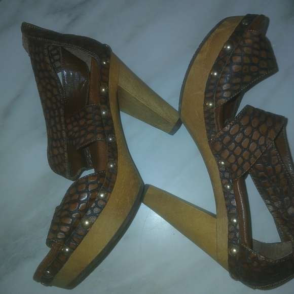 Isola Brown Studded Sandals Size 7. - Picture 2 of 7